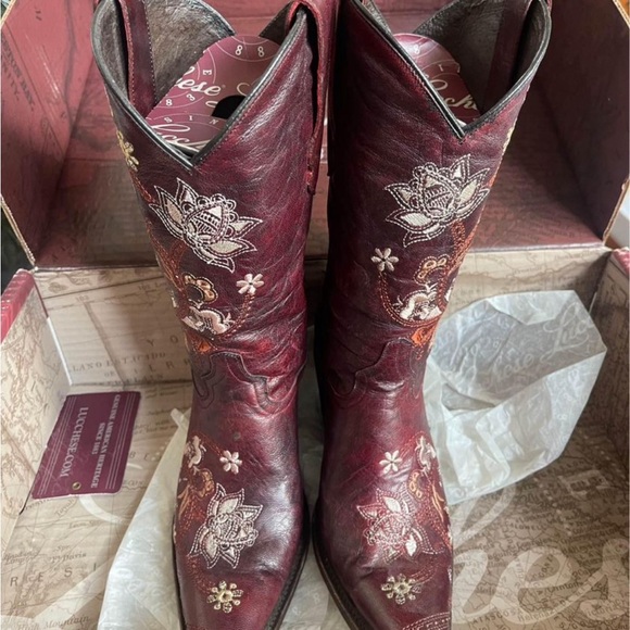 Lucchese size 7C. Western Boots 
Roses embroidered
Aggie Maroon 
Burgundy - Picture 5 of 6